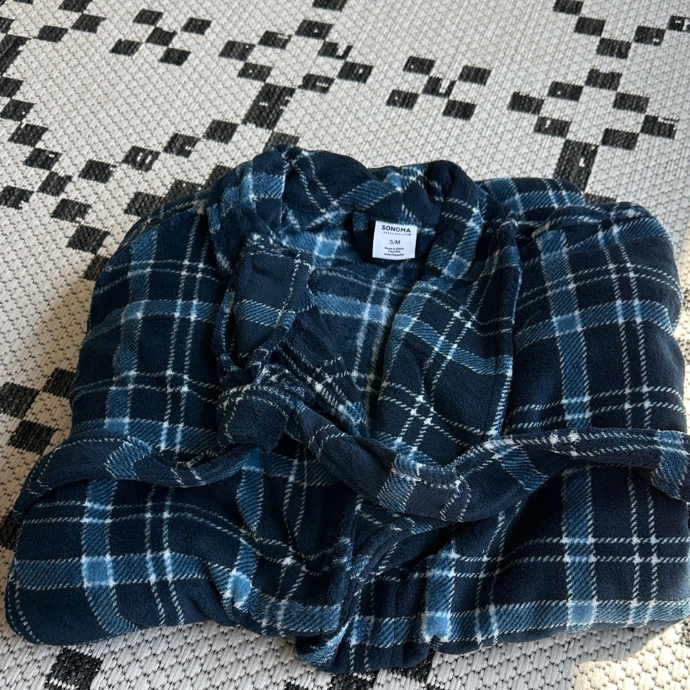 Sonoma Men’s Navy and White Plaid Bathrobe